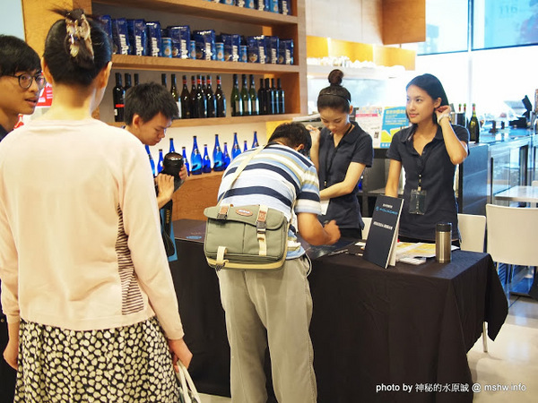 PIQUADRO頂級皮革(誠品信義)：【生活】帥氣紮實的皮件作工! 義大利工匠手工縫製實演 @ 台北信義-誠品信義旗艦店-PIQUADRO頂級皮革