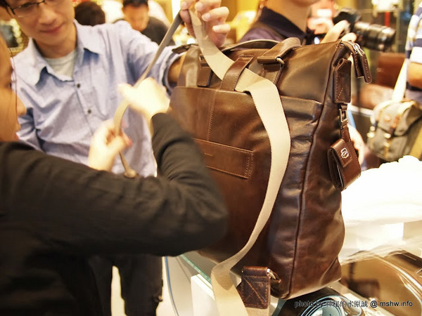 PIQUADRO頂級皮革(誠品信義)：【生活】帥氣紮實的皮件作工! 義大利工匠手工縫製實演 @ 台北信義-誠品信義旗艦店-PIQUADRO頂級皮革