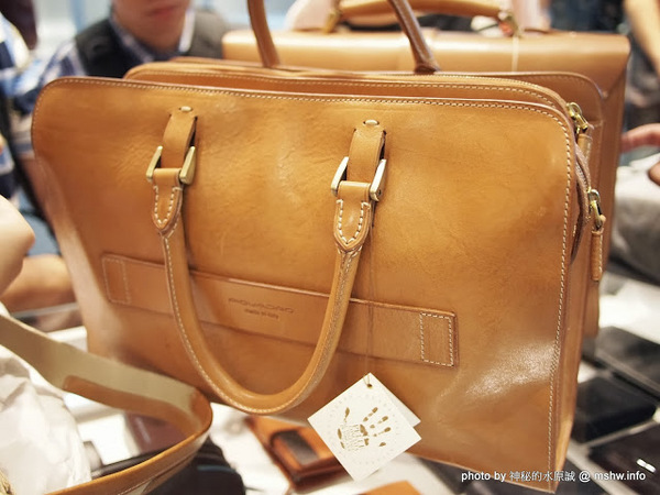 PIQUADRO頂級皮革(誠品信義)：【生活】帥氣紮實的皮件作工! 義大利工匠手工縫製實演 @ 台北信義-誠品信義旗艦店-PIQUADRO頂級皮革