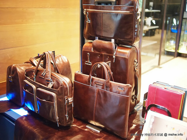 PIQUADRO頂級皮革(誠品信義)：【生活】帥氣紮實的皮件作工! 義大利工匠手工縫製實演 @ 台北信義-誠品信義旗艦店-PIQUADRO頂級皮革