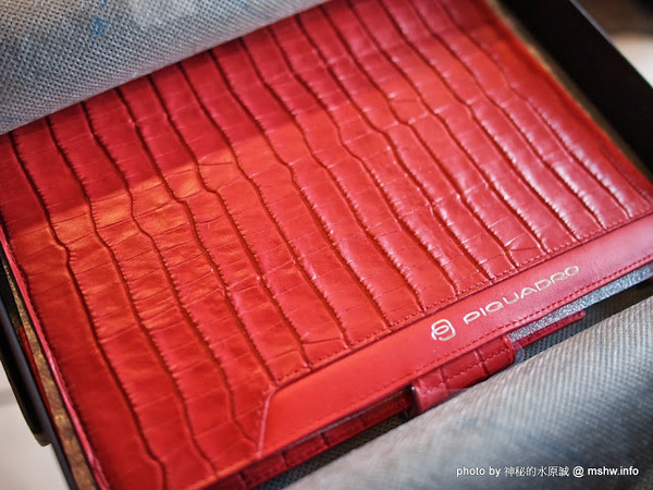 PIQUADRO頂級皮革(誠品信義)：【生活】帥氣紮實的皮件作工! 義大利工匠手工縫製實演 @ 台北信義-誠品信義旗艦店-PIQUADRO頂級皮革