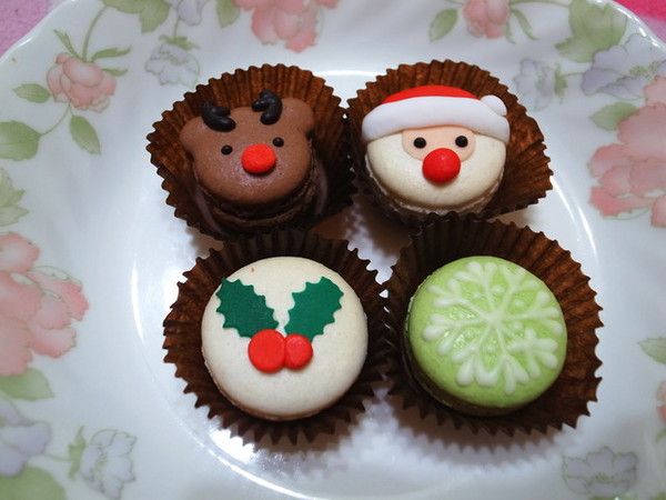 天鵝脖子街:<宅配|試吃>超可愛聖誕馬卡龍#聖誕老人#麋鹿#聖誕紅~天鵝脖子街