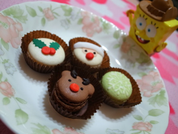 天鵝脖子街:<宅配|試吃>超可愛聖誕馬卡龍#聖誕老人#麋鹿#聖誕紅~天鵝脖子街
