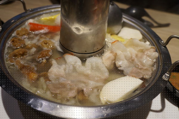 連進酸菜白肉鍋(原：新勵進酸菜白肉鍋)：連近酸菜白肉鍋 ♥吃到飽