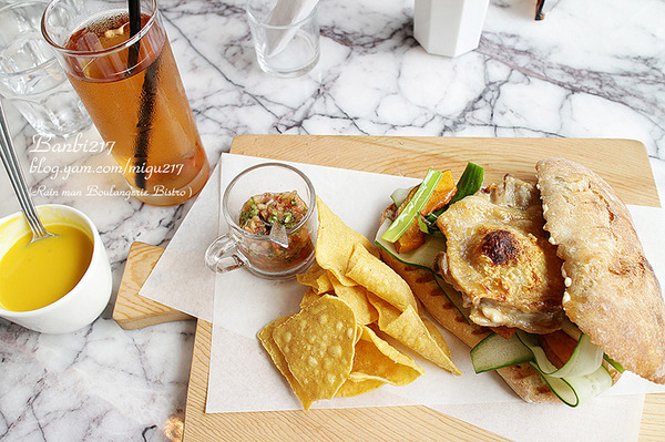 雨人麵包餐館:雨人麵包餐館 Rain man Boulangerie Bistro 鮮嫩多汁香煎茴香雞腿拖鞋麵包 (台北捷運市政府站,誠品松菸,松山文創園區,巷弄美食)