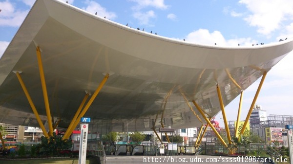 中央公園站：【旅行遊記。高雄前金區】看見都市綠洲，高雄捷運中央公園站日夜拍