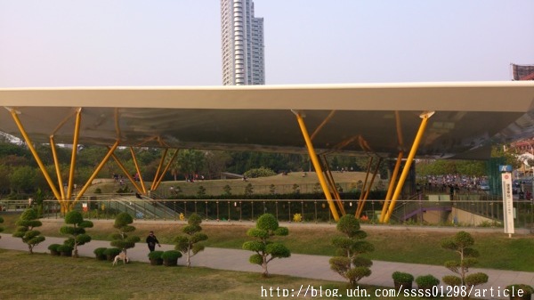 中央公園站：【旅行遊記。高雄前金區】看見都市綠洲，高雄捷運中央公園站日夜拍