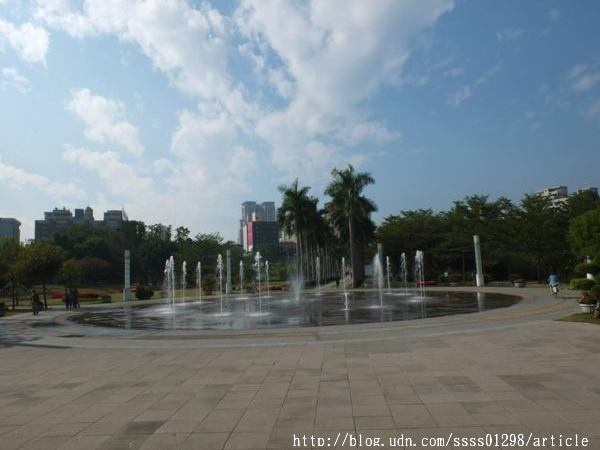中央公園站：【旅行遊記。高雄前金區】看見都市綠洲，高雄捷運中央公園站日夜拍