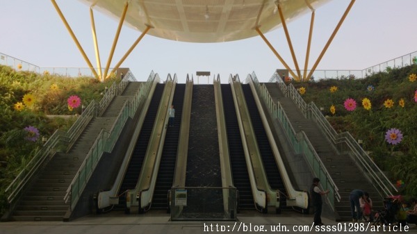 中央公園站：【旅行遊記。高雄前金區】看見都市綠洲，高雄捷運中央公園站日夜拍