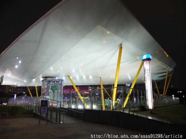 中央公園站：【旅行遊記。高雄前金區】看見都市綠洲，高雄捷運中央公園站日夜拍