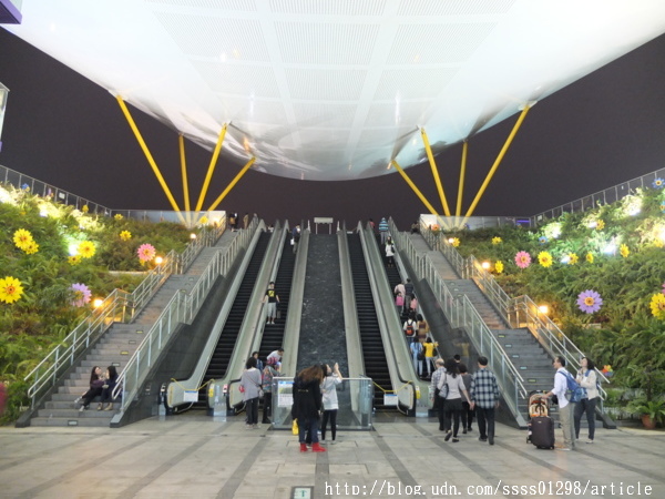中央公園站：【旅行遊記。高雄前金區】看見都市綠洲，高雄捷運中央公園站日夜拍