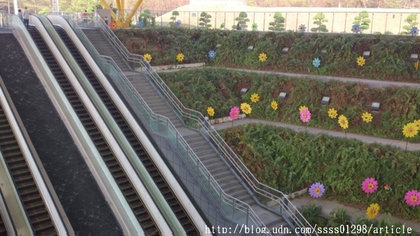 中央公園站：【旅行遊記。高雄前金區】看見都市綠洲，高雄捷運中央公園站日夜拍