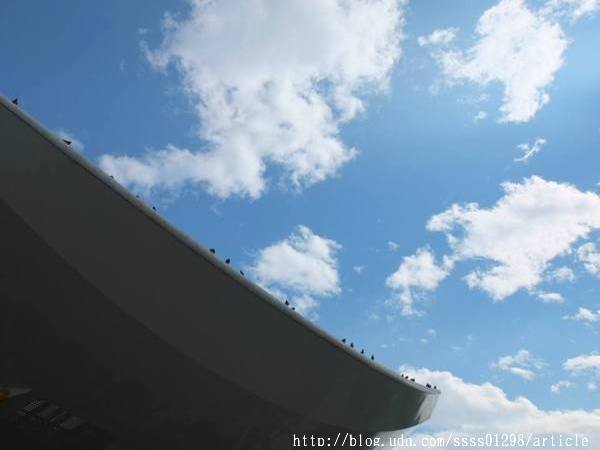中央公園站：【旅行遊記。高雄前金區】看見都市綠洲，高雄捷運中央公園站日夜拍