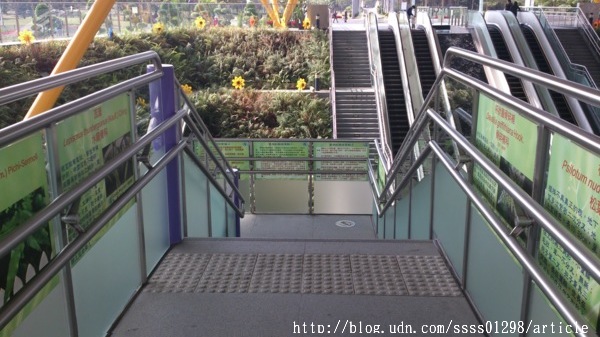 中央公園站：【旅行遊記。高雄前金區】看見都市綠洲，高雄捷運中央公園站日夜拍