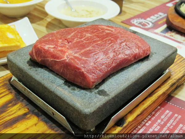 饗厚牛排(台中站前店):(台中。中區美食) 『饗厚牛排 - 台中站前店』尚厚的牛排。岩燒上肩牛排,要吃幾分熟,通通自己來^^