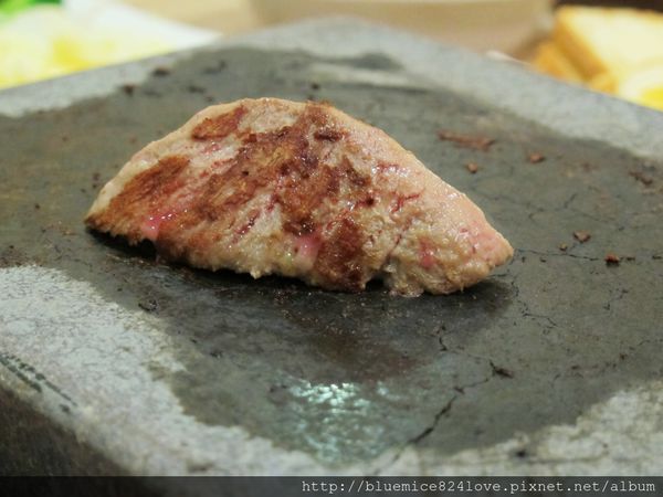 饗厚牛排(台中站前店):(台中。中區美食) 『饗厚牛排 - 台中站前店』尚厚的牛排。岩燒上肩牛排,要吃幾分熟,通通自己來^^