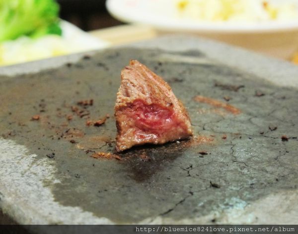 饗厚牛排(台中站前店):(台中。中區美食) 『饗厚牛排 - 台中站前店』尚厚的牛排。岩燒上肩牛排,要吃幾分熟,通通自己來^^