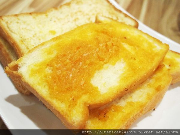 饗厚牛排(台中站前店):(台中。中區美食) 『饗厚牛排 - 台中站前店』尚厚的牛排。岩燒上肩牛排,要吃幾分熟,通通自己來^^