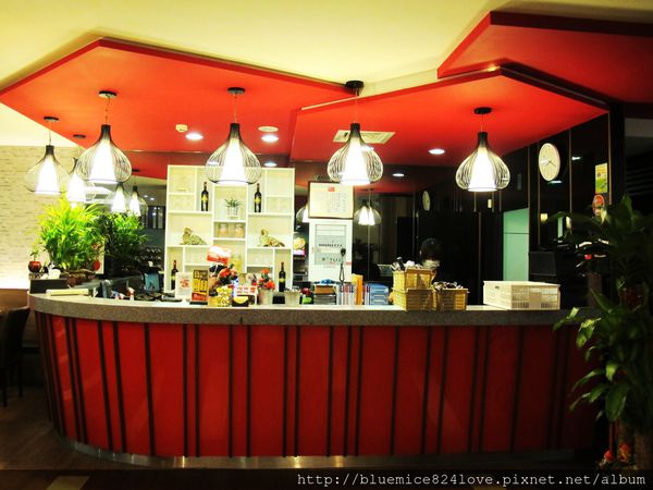 饗厚牛排(台中站前店):(台中。中區美食) 『饗厚牛排 - 台中站前店』尚厚的牛排。岩燒上肩牛排,要吃幾分熟,通通自己來^^