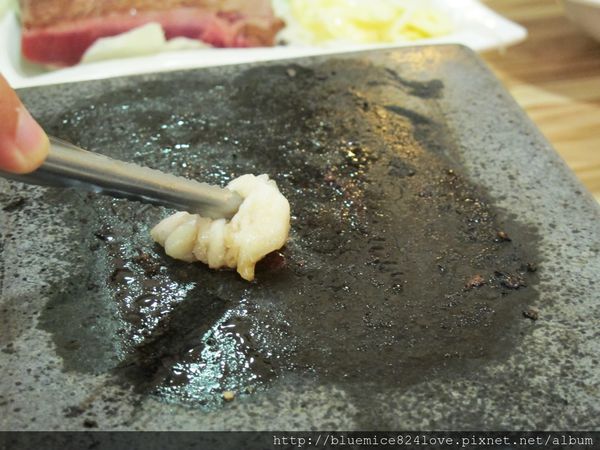 饗厚牛排(台中站前店):(台中。中區美食) 『饗厚牛排 - 台中站前店』尚厚的牛排。岩燒上肩牛排,要吃幾分熟,通通自己來^^