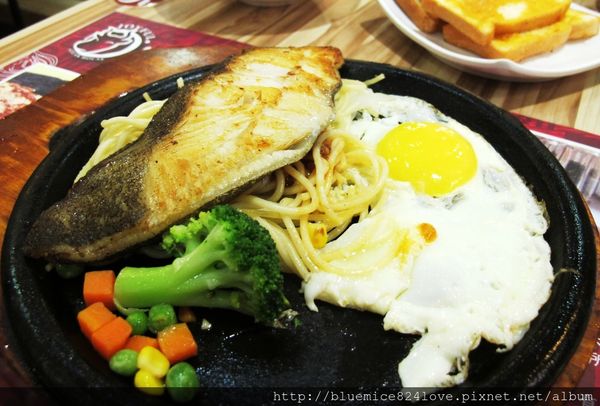 饗厚牛排(台中站前店):(台中。中區美食) 『饗厚牛排 - 台中站前店』尚厚的牛排。岩燒上肩牛排,要吃幾分熟,通通自己來^^