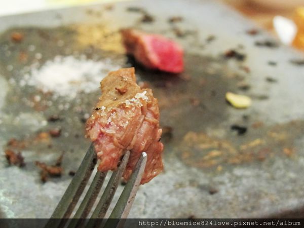 饗厚牛排(台中站前店):(台中。中區美食) 『饗厚牛排 - 台中站前店』尚厚的牛排。岩燒上肩牛排,要吃幾分熟,通通自己來^^