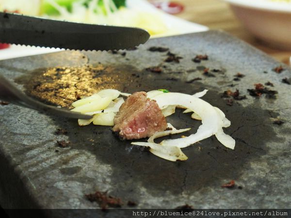 饗厚牛排(台中站前店):(台中。中區美食) 『饗厚牛排 - 台中站前店』尚厚的牛排。岩燒上肩牛排,要吃幾分熟,通通自己來^^