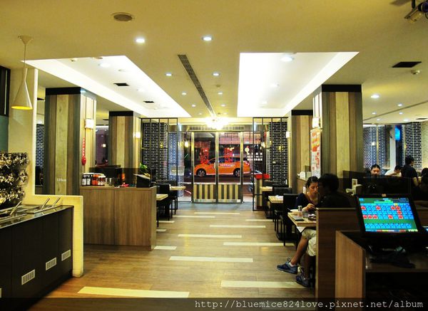 饗厚牛排(台中站前店):(台中。中區美食) 『饗厚牛排 - 台中站前店』尚厚的牛排。岩燒上肩牛排,要吃幾分熟,通通自己來^^