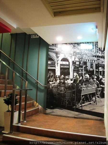 饗厚牛排(台中站前店):(台中。中區美食) 『饗厚牛排 - 台中站前店』尚厚的牛排。岩燒上肩牛排,要吃幾分熟,通通自己來^^