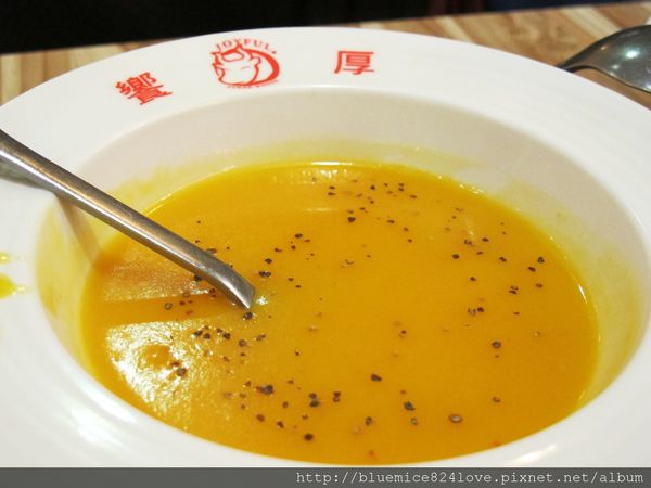 饗厚牛排(台中站前店):(台中。中區美食) 『饗厚牛排 - 台中站前店』尚厚的牛排。岩燒上肩牛排,要吃幾分熟,通通自己來^^