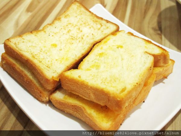 饗厚牛排(台中站前店):(台中。中區美食) 『饗厚牛排 - 台中站前店』尚厚的牛排。岩燒上肩牛排,要吃幾分熟,通通自己來^^