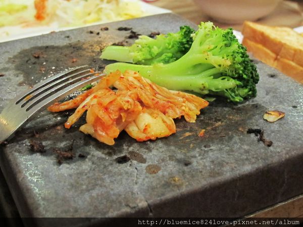 饗厚牛排(台中站前店):(台中。中區美食) 『饗厚牛排 - 台中站前店』尚厚的牛排。岩燒上肩牛排,要吃幾分熟,通通自己來^^