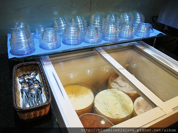 饗厚牛排(台中站前店):(台中。中區美食) 『饗厚牛排 - 台中站前店』尚厚的牛排。岩燒上肩牛排,要吃幾分熟,通通自己來^^