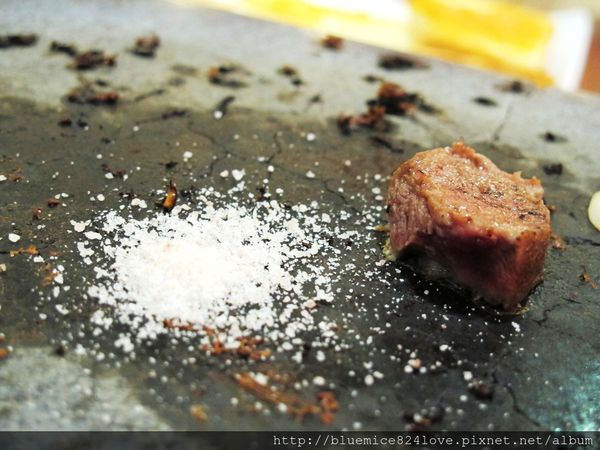 饗厚牛排(台中站前店):(台中。中區美食) 『饗厚牛排 - 台中站前店』尚厚的牛排。岩燒上肩牛排,要吃幾分熟,通通自己來^^