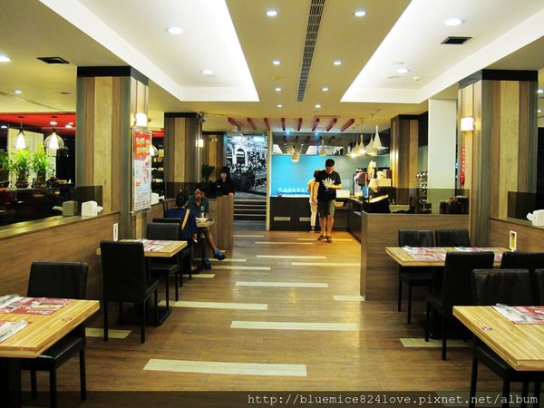 饗厚牛排(台中站前店):(台中。中區美食) 『饗厚牛排 - 台中站前店』尚厚的牛排。岩燒上肩牛排,要吃幾分熟,通通自己來^^