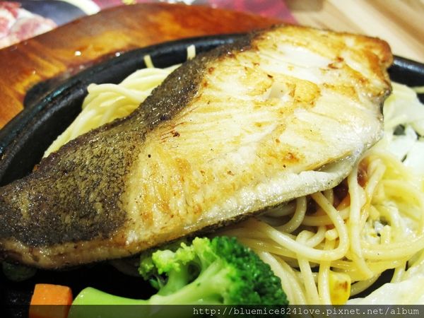 饗厚牛排(台中站前店):(台中。中區美食) 『饗厚牛排 - 台中站前店』尚厚的牛排。岩燒上肩牛排,要吃幾分熟,通通自己來^^