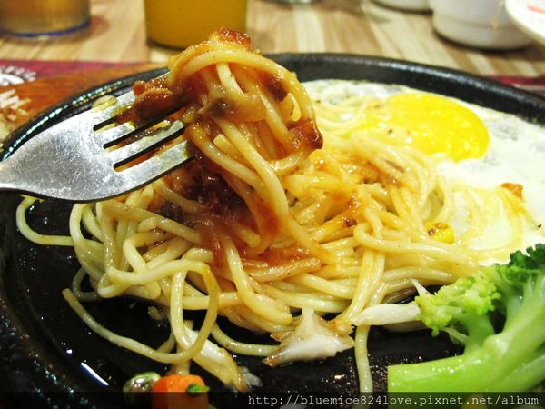 饗厚牛排(台中站前店):(台中。中區美食) 『饗厚牛排 - 台中站前店』尚厚的牛排。岩燒上肩牛排,要吃幾分熟,通通自己來^^