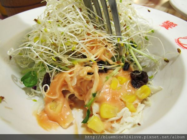 饗厚牛排(台中站前店):(台中。中區美食) 『饗厚牛排 - 台中站前店』尚厚的牛排。岩燒上肩牛排,要吃幾分熟,通通自己來^^