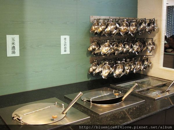 饗厚牛排(台中站前店):(台中。中區美食) 『饗厚牛排 - 台中站前店』尚厚的牛排。岩燒上肩牛排,要吃幾分熟,通通自己來^^