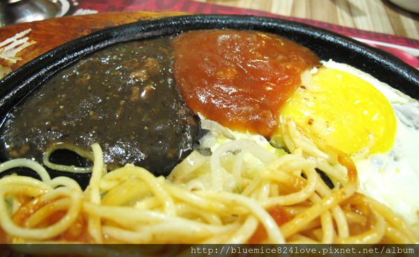 饗厚牛排(台中站前店):(台中。中區美食) 『饗厚牛排 - 台中站前店』尚厚的牛排。岩燒上肩牛排,要吃幾分熟,通通自己來^^