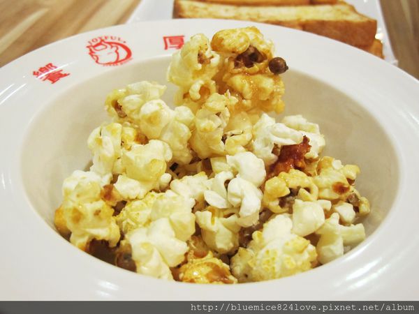 饗厚牛排(台中站前店):(台中。中區美食) 『饗厚牛排 - 台中站前店』尚厚的牛排。岩燒上肩牛排,要吃幾分熟,通通自己來^^