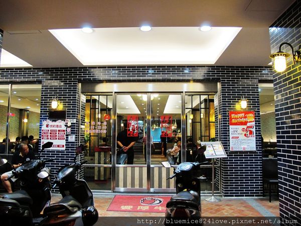 饗厚牛排(台中站前店):(台中。中區美食) 『饗厚牛排 - 台中站前店』尚厚的牛排。岩燒上肩牛排,要吃幾分熟,通通自己來^^