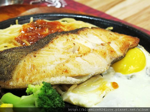 饗厚牛排(台中站前店):(台中。中區美食) 『饗厚牛排 - 台中站前店』尚厚的牛排。岩燒上肩牛排,要吃幾分熟,通通自己來^^