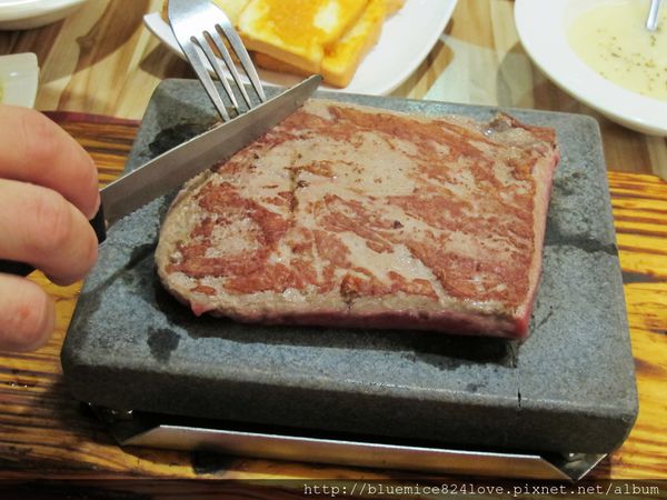 饗厚牛排(台中站前店):(台中。中區美食) 『饗厚牛排 - 台中站前店』尚厚的牛排。岩燒上肩牛排,要吃幾分熟,通通自己來^^