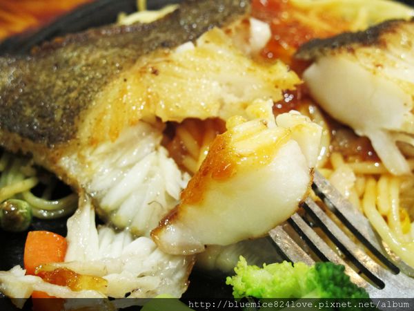 饗厚牛排(台中站前店):(台中。中區美食) 『饗厚牛排 - 台中站前店』尚厚的牛排。岩燒上肩牛排,要吃幾分熟,通通自己來^^