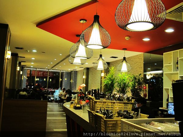 饗厚牛排(台中站前店):(台中。中區美食) 『饗厚牛排 - 台中站前店』尚厚的牛排。岩燒上肩牛排,要吃幾分熟,通通自己來^^