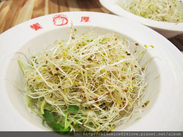 饗厚牛排(台中站前店):(台中。中區美食) 『饗厚牛排 - 台中站前店』尚厚的牛排。岩燒上肩牛排,要吃幾分熟,通通自己來^^