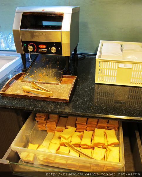 饗厚牛排(台中站前店):(台中。中區美食) 『饗厚牛排 - 台中站前店』尚厚的牛排。岩燒上肩牛排,要吃幾分熟,通通自己來^^