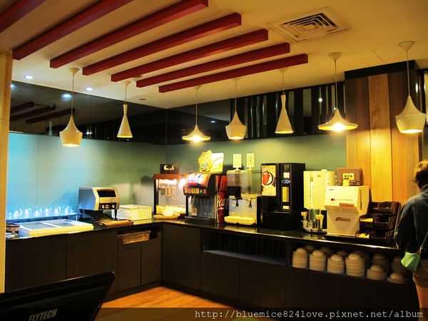 饗厚牛排(台中站前店):(台中。中區美食) 『饗厚牛排 - 台中站前店』尚厚的牛排。岩燒上肩牛排,要吃幾分熟,通通自己來^^