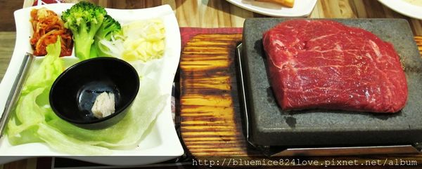 饗厚牛排(台中站前店):(台中。中區美食) 『饗厚牛排 - 台中站前店』尚厚的牛排。岩燒上肩牛排,要吃幾分熟,通通自己來^^